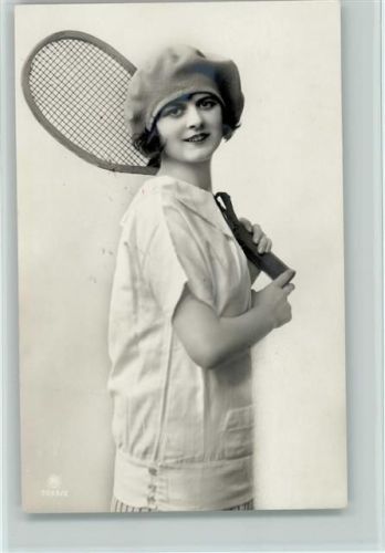 Frau mit einem Tennisschläger ca 1925 Foto AK