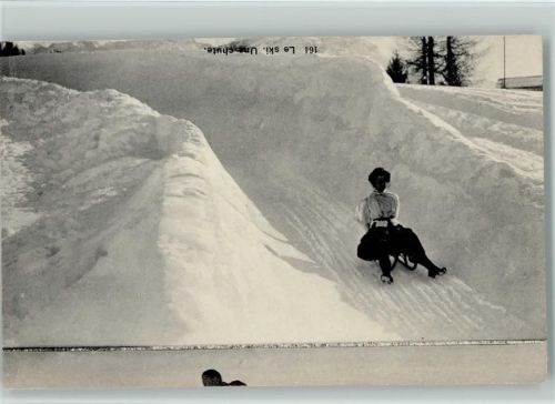 Winter Frau beim Schlittenfahren Rodelbahn