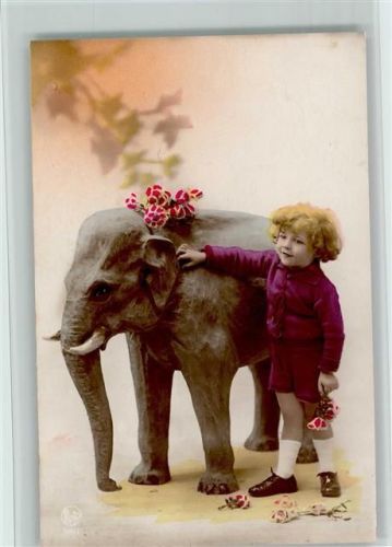 Kleines Kind mit einem Elefantenbaby im Atelier 1926 Foto AK