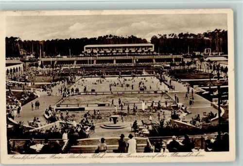 Frankfurt Stadion Blick von der Terrasse auf das Planschbecken