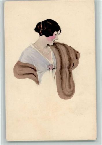 Glamour Frau mit Pelzstola, Perlenkette