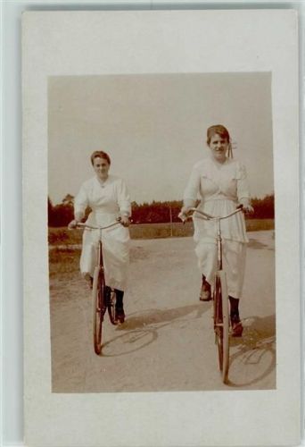 Neu-Isenburg Forsthaus Gravenbruch Frauen fahren Fahrrad