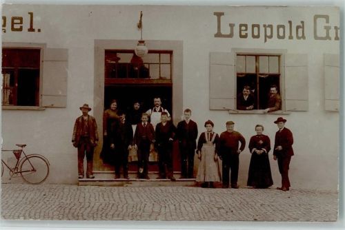 Altusried Leopold - Firma, Gasthaus oder Metzgerei in Krugzell ? Familie steht vor dem Haus