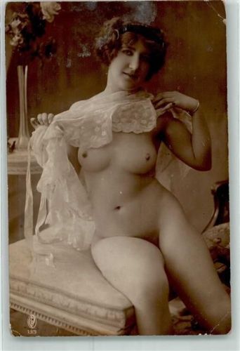 1916 Nude hebt das Negligee hoch Foto keine AK