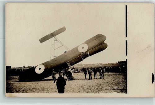 Französischer Farman Doppeldecker hat eine Bruchlandung hingelegt