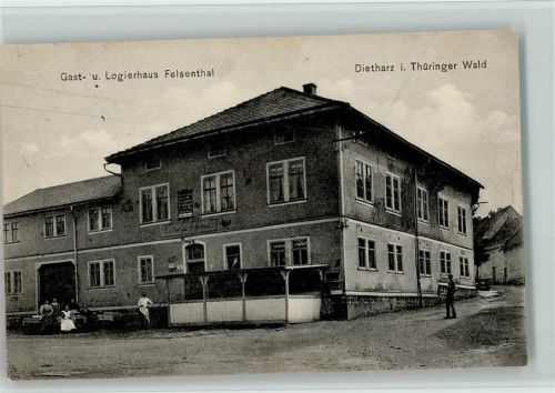 Neues Haus Gasthaus Felsenthal - Familie sitzt vor dem Haus AK