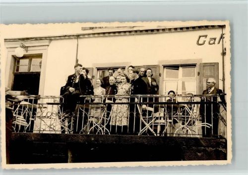 Schweigmatt Privatfoto AK Im Cafe - 1940 Familien stehen auf dem Balkon i