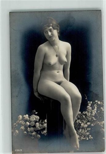 Nude in sitzender Pose AK