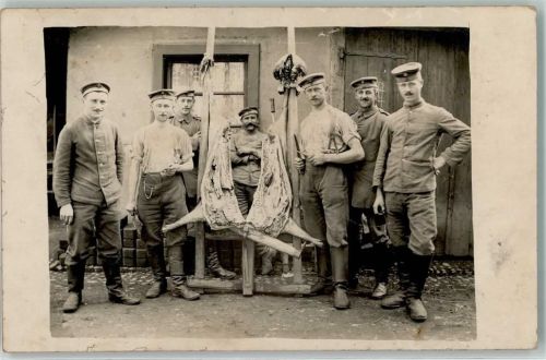 1918 WK I Metzger Schwein wird zerlegt , Soldaten AK