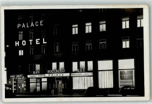 Ostrava Palace Hotel bei Nacht Pldtimer