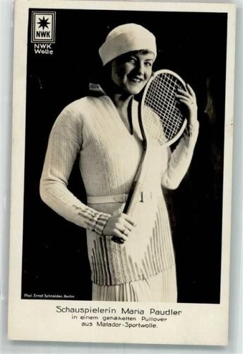 Schauspielerin Maria Paudler mit Tennisschläger und einem Pullover aus Matador-Stern-Sportwolle Fotograf Ernst Schneider