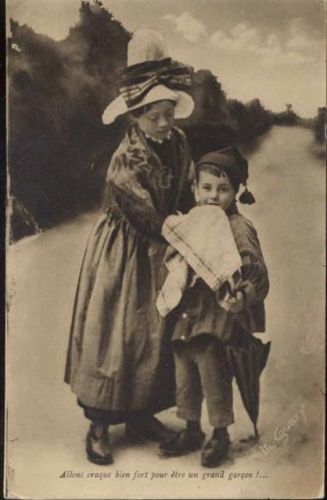 um 1920/30 Französin mit Sohn, Normandie