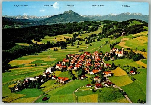 Mittelberg Fliegeraufnahme des Ortes mit Kirche St. Michael Bregenzer Wald Hoher Ifen Grünten Blaicher Horn und Stuiben