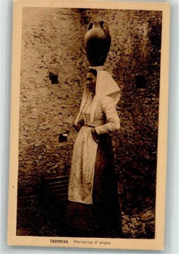 Taormina Tracht Frau mit Kanne auf dem Kopf