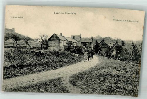 61360 La Perriere Foto AK WK I Sous Krähenhorst Straße nach Soissons Trümmer Uniform