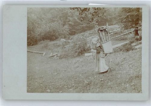 Holzsammlerin , Foto-Karte