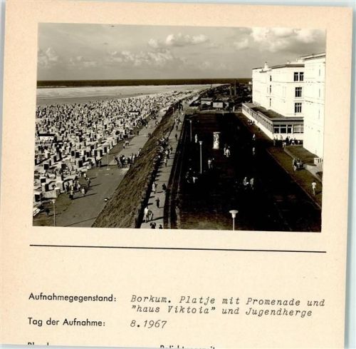 Borkum Platje mit Promenade und Haus Viktoria und Jugendherberge Foto montiert auf Karton
