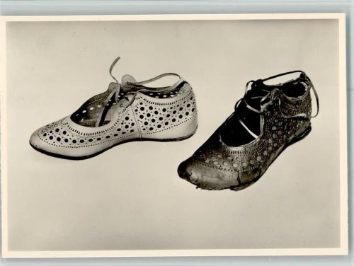 Bad Homburg Staatliches Saalburgmuseum Römischer Frauenschuh Original u. Nachbildung