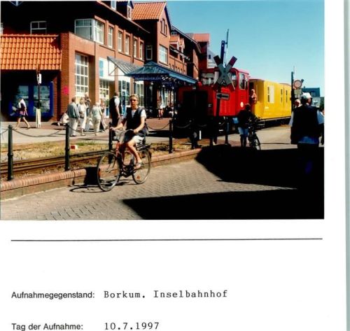 Borkum Inselbahnhof Radfahrer Foto montiert auf Karton