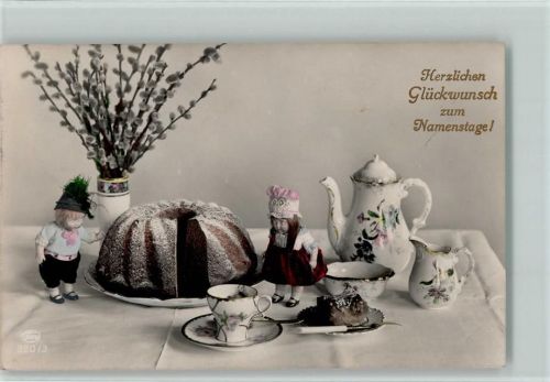 1924 Namenstag - Kuchen ud Kaffeegeschirr, kleine Puppen auf dem Tisch