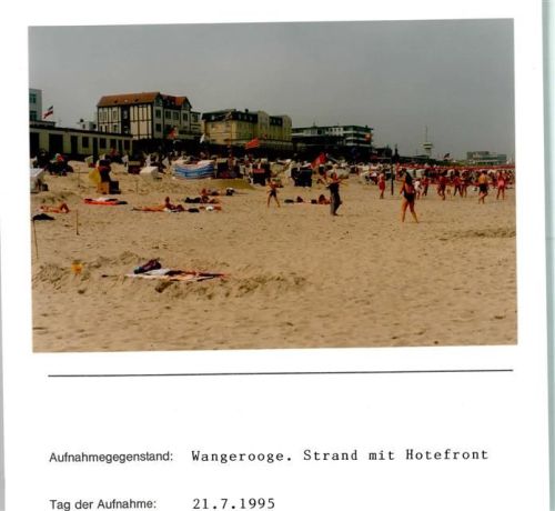 Wangerooge Strand mit Hotelfront Foto montiert auf Karton
