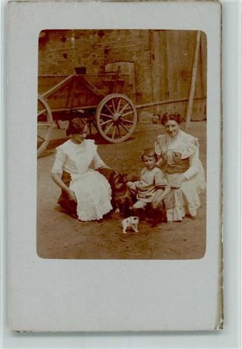 Frauen mit Kinder und Schäferhund
