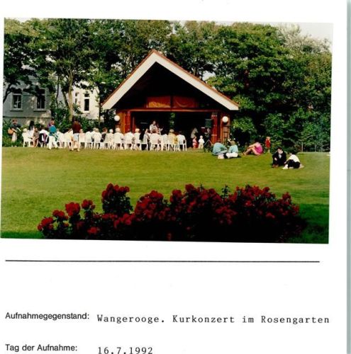 Wangerooge Kurkonzert im Rosengarten Foto montiert auf Karton