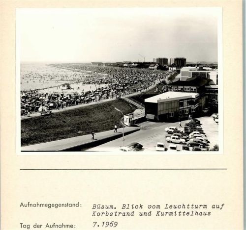 W2242 Büsum Blick vom Leuchtturm auf Korbstrand und Kurmittelhaus Foto montiert auf Karton Sanatorium FOTO KEINE AK