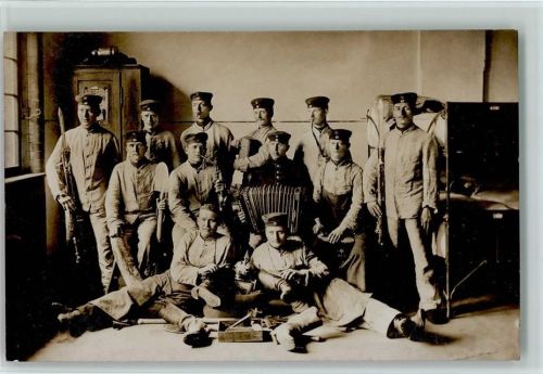 Münden Gruppenfoto Soldaten mit Ziehharmonika Innenaufnahme