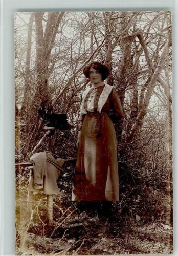 Konstanz Frau mit Hut im Garten