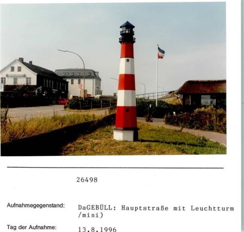 Dagebüll Hauptstraße mit Leuchtturm mini Foto montiert auf Karton
