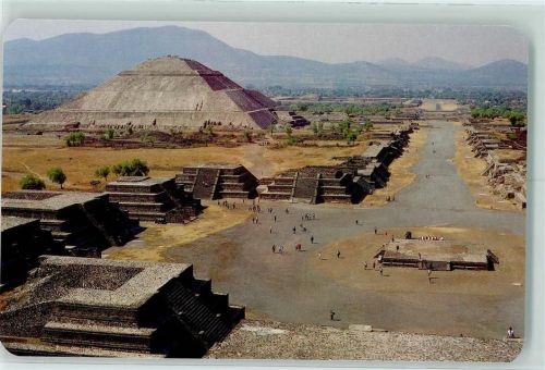 Teotihuacan Plaza de la Luna Calzada de los Muertos y Piramide del Sol
