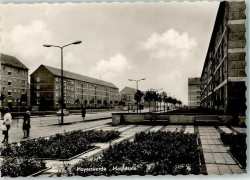 Hoyerswerda Rückseite mit Abschürfungen und Kleberesten Magistrale