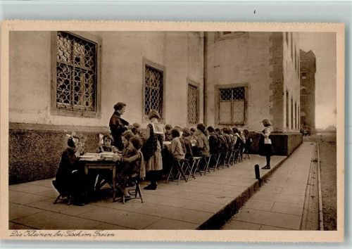 Sießen Institut Kloster Sießen Die Kleinen bei Tisch im Freien
