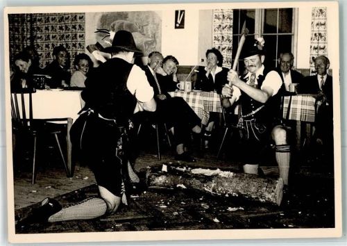 Bad Tölz Bayern Brauchtum Holzhacken Schuhplattler Fest in einem Lokal