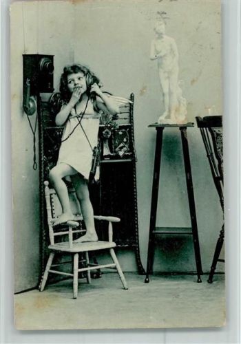 1911 Wandtelefon - Kind steht auf einem Stuhl - Flecken