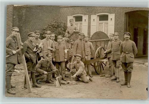 WK I Soldaten beim Holz hacken, Bauernwagen AK
