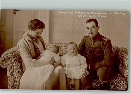 Photo Dora Tarnke - Wohlfahrtskarte - Herzog mit Familie Adel Braunschweig