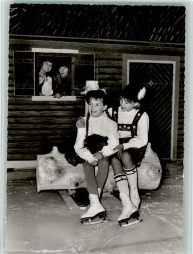 Kinder in Trachten auf Schlittschuhe, sehr gute Erhaltung AK Schlittschuh 1968 Foto AK