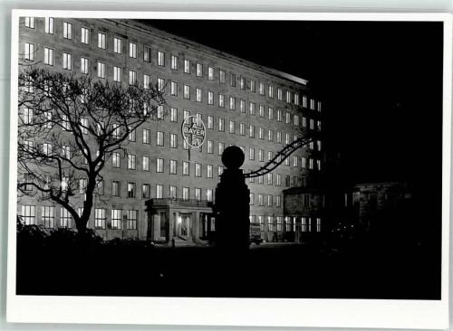 Leverkusen Bayer-Verwaltungsgebäude bei Nacht