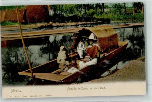 Familia indigena en su canoa