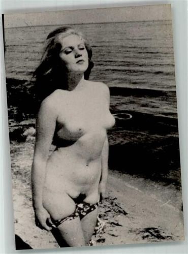 Nackte Frau am Strand