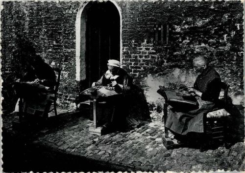 Frauen sitzen vor dem Haus und arbeiten Foto AK Belgien Bruges