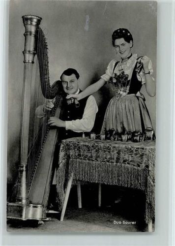1956 Das Duo Saurer mit einem Glockenspiel und Harfe AK