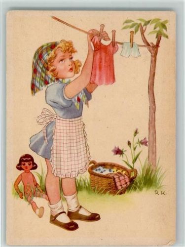 Puppenwäsche aufhängen , nackte Puppe sitzt im Gras ca 1940-50 AK