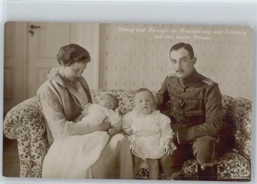 Herzog Ernst August zu Braunschweig und Gemahlin mit beiden Prinzen, Baby