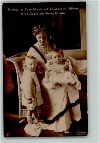 Herzogin zu Braunschweig mit Söhnen Foto NPG AK