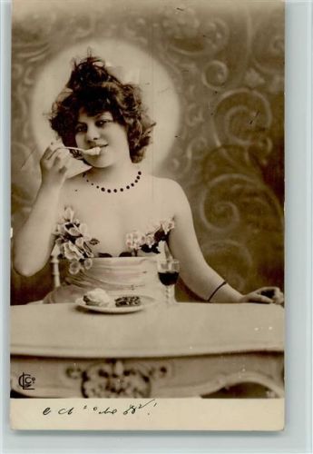 1901 Foto AK - Busen nur mit Blumen bedeckt, Mädchen beim Eis essen