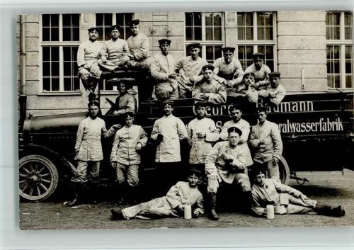 München 1914 WK I Gruppenfoto der Soldaten vor einem Lastwager der Firma Georg Baumann Mineralwasserfabrik