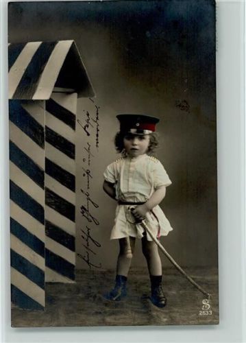 Mädchen als Wachposten Foto AK